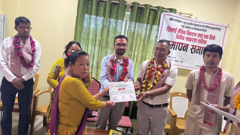 तनहुँ जलविद्युत आयोजना द्वारा आयोजना प्रभावित महिलालाई सिलाइ मेसिन वितरण