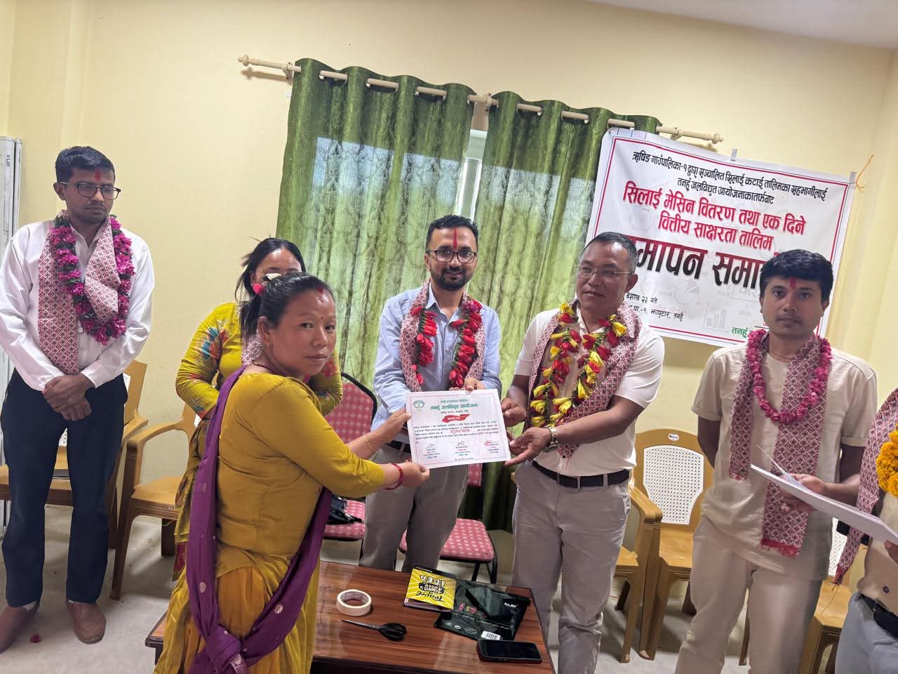 तनहुँ जलविद्युत आयोजना द्वारा आयोजना प्रभावित महिलालाई सिलाइ मेसिन वितरण
