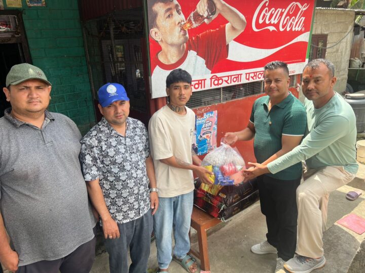 विश्व श्रमिक दिवसमा घाइते चालक गुरुङलाई व्यास भुमिकाे खाद्यान्न सहयोग