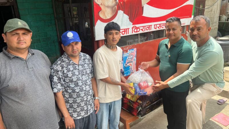 विश्व श्रमिक दिवसमा घाइते चालक गुरुङलाई व्यास भुमिकाे खाद्यान्न सहयोग