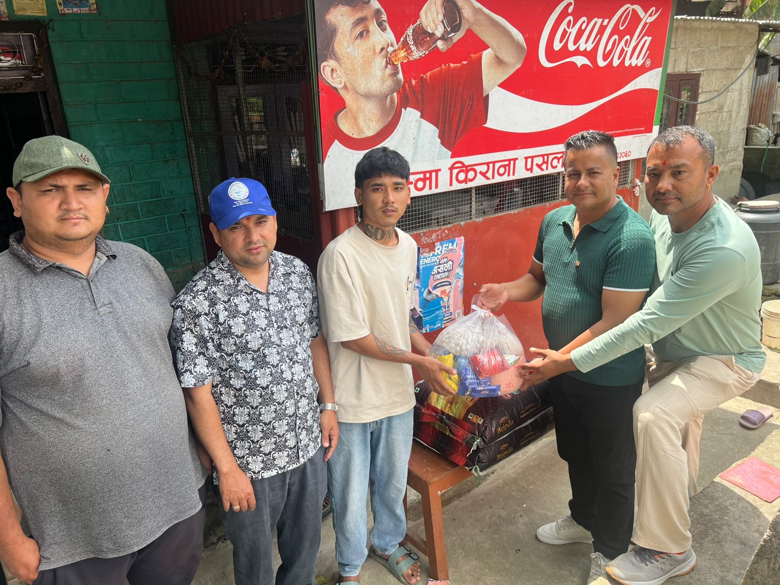 विश्व श्रमिक दिवसमा घाइते चालक गुरुङलाई व्यास भुमिकाे खाद्यान्न सहयोग