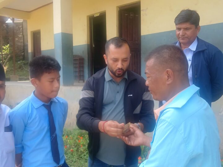 विद्यार्थीदेखि विपन्न परिवारसम्म, वडा सदस्य भण्डारीको निरन्तर सामाजिक सहयोग
