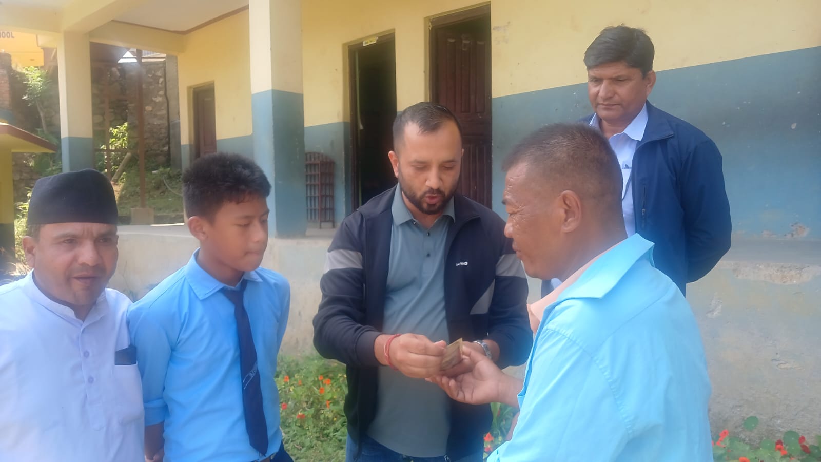 विद्यार्थीदेखि विपन्न परिवारसम्म, वडा सदस्य भण्डारीको निरन्तर सामाजिक सहयोग