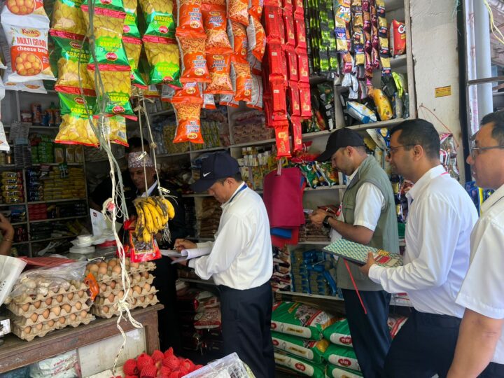 भिमाद बजारका अधिकांश पसलमा मूल्यसूची छैन, म्याद गुज्रिएका खाद्य पदार्थ खुलेआम बिक्रीमा