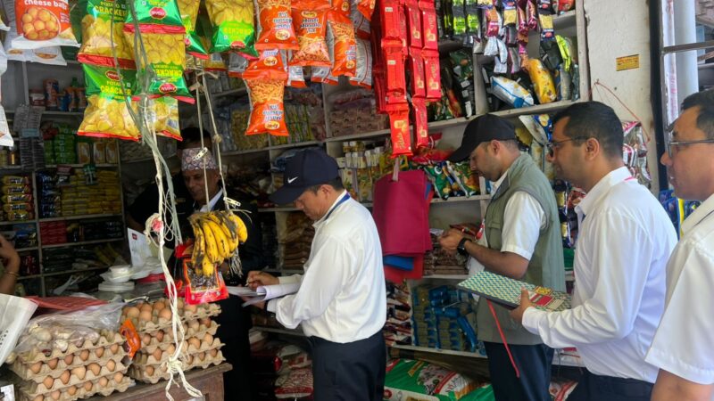 भिमाद बजारका अधिकांश पसलमा मूल्यसूची छैन, म्याद गुज्रिएका खाद्य पदार्थ खुलेआम बिक्रीमा