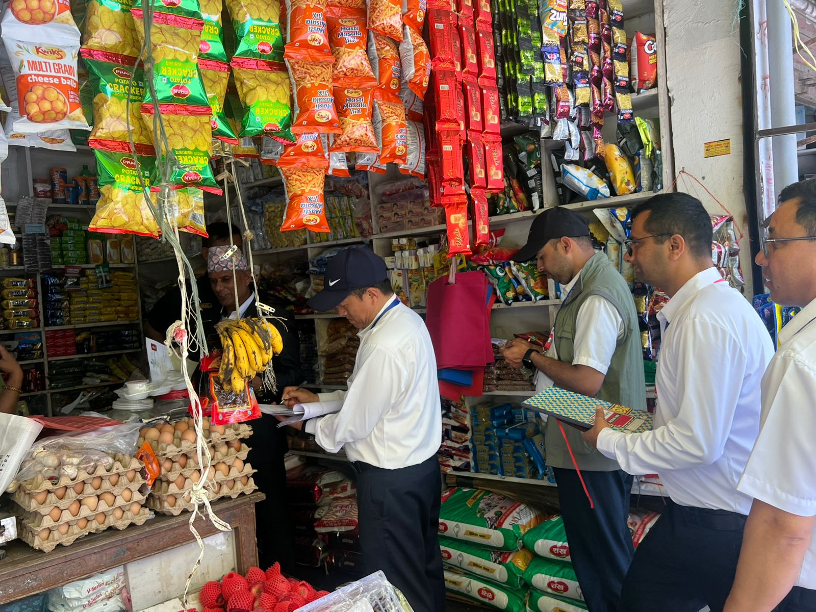 भिमाद बजारका अधिकांश पसलमा मूल्यसूची छैन, म्याद गुज्रिएका खाद्य पदार्थ खुलेआम बिक्रीमा