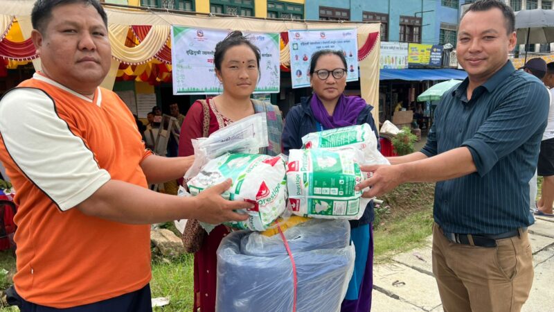 मेरुदण्ड पक्षघातका बिरामी थापालाई म्याग्दे ४ द्वारा हाइड्रोलिक बेडसहितकाे सामाग्री सहयोग