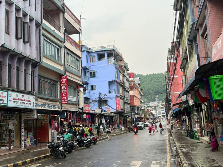 दमौलीको सफा सडकमा पार्किङ निषेध गर्ने निर्णयप्रति स्थानीय व्यवसायीको विरोध