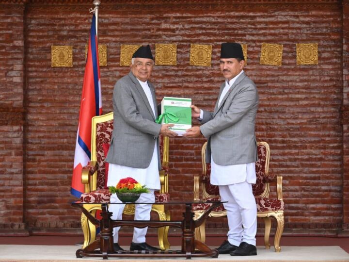 राष्ट्रपति पौडेल समक्ष महालेखापरीक्षकको वार्षिक प्रतिवेदन पेश