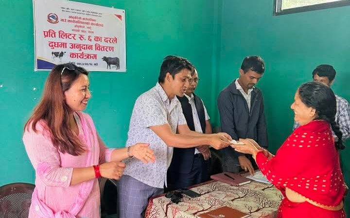 उत्पादनमा आधारित दुग्ध अनुदान : आँबुखैरेनीका किसानलाई रु. २१ लाखभन्दा बढी वितरण