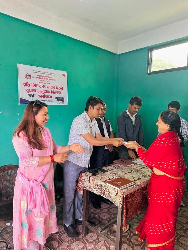 उत्पादनमा आधारित दुग्ध अनुदान : आँबुखैरेनीका किसानलाई रु. २१ लाखभन्दा बढी वितरण