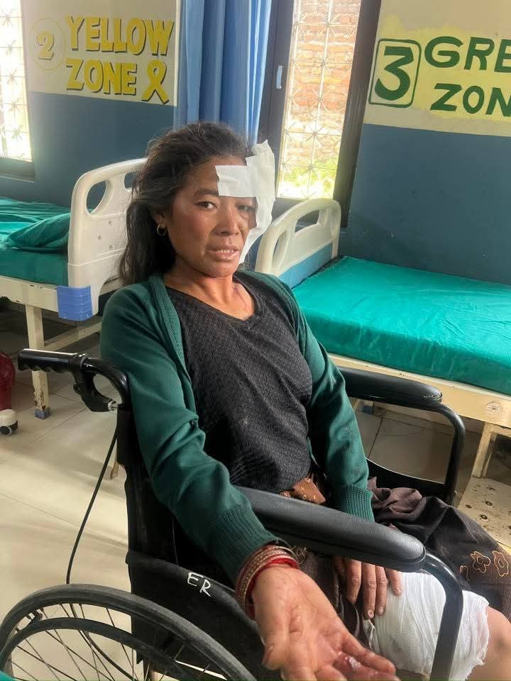 बिरामी बुवा बोकेर राेल्पाबाट काठमाडौं जाँदै गर्दा एम्बुलेन्स दुर्घटनामा, घाइतेहरू पीडामा