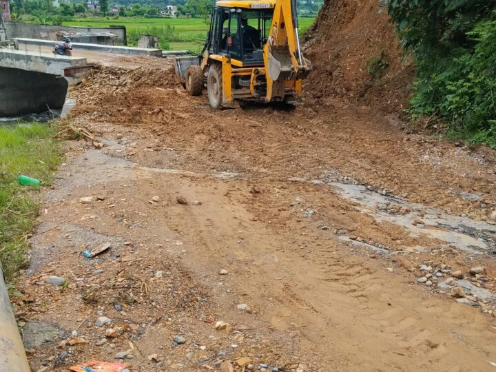 अविरल वर्षापछि अस्तव्यस्त बनेको श्रिङ मार्ग मर्मत सुरु, मालेबगर–सुनाकोट खण्ड सुचारु बनाउन पहल