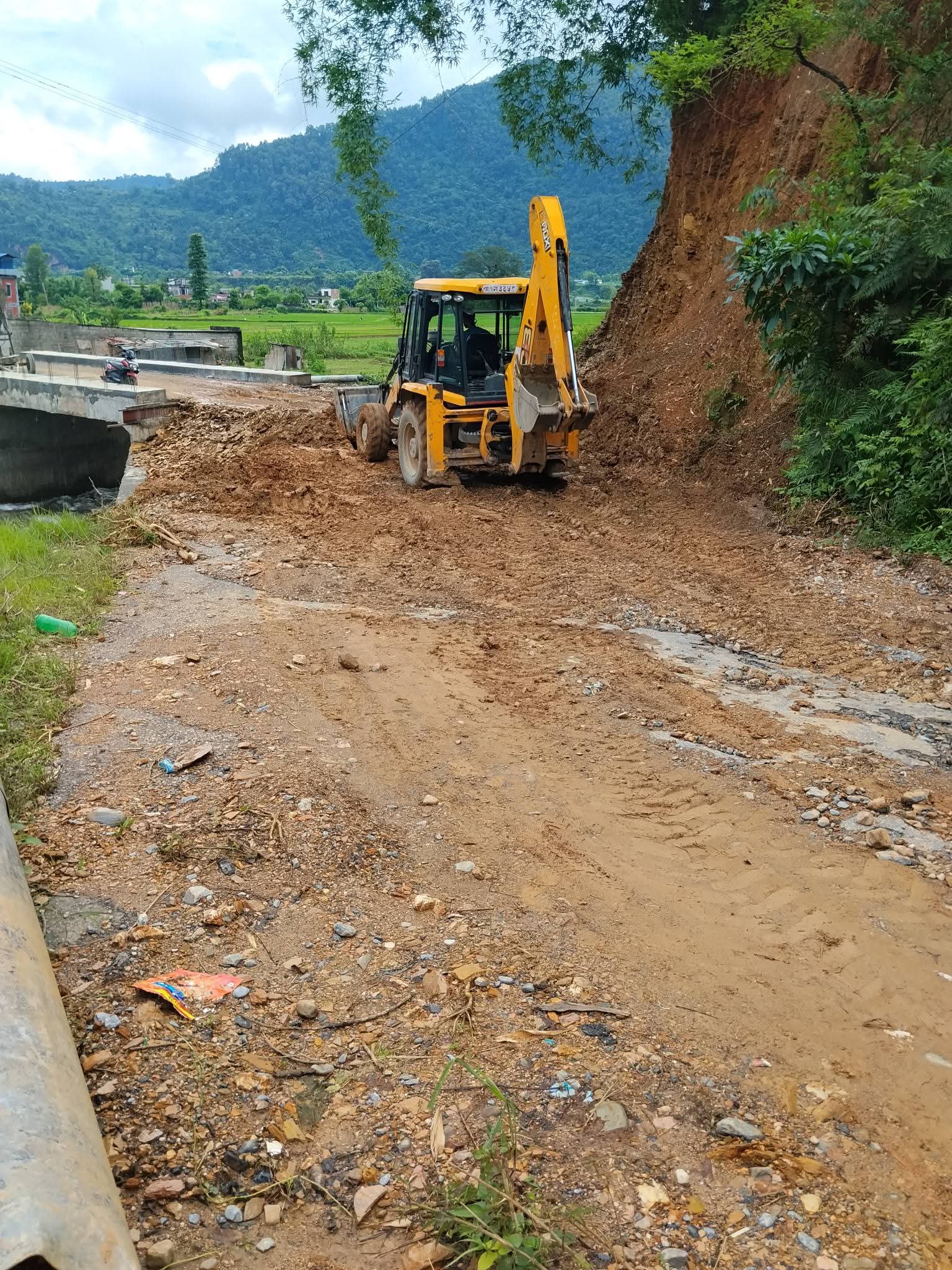 अविरल वर्षापछि अस्तव्यस्त बनेको श्रिङ मार्ग मर्मत सुरु, मालेबगर–सुनाकोट खण्ड सुचारु बनाउन पहल