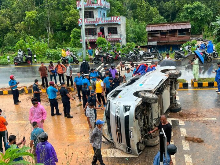 छिर्कनेमा हाईस दुर्घटना, ८ जना घाइते