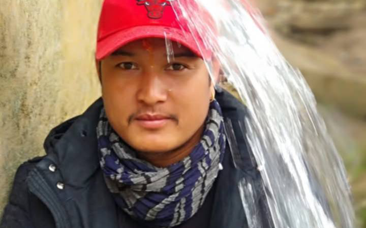 “बचाऊ’ भन्ने गुहार सुनेपछि मादीमा हाम फाले पाेटबहादुर, दुई घण्टासम्म समातेरै जोगाए युवतीको ज्यान