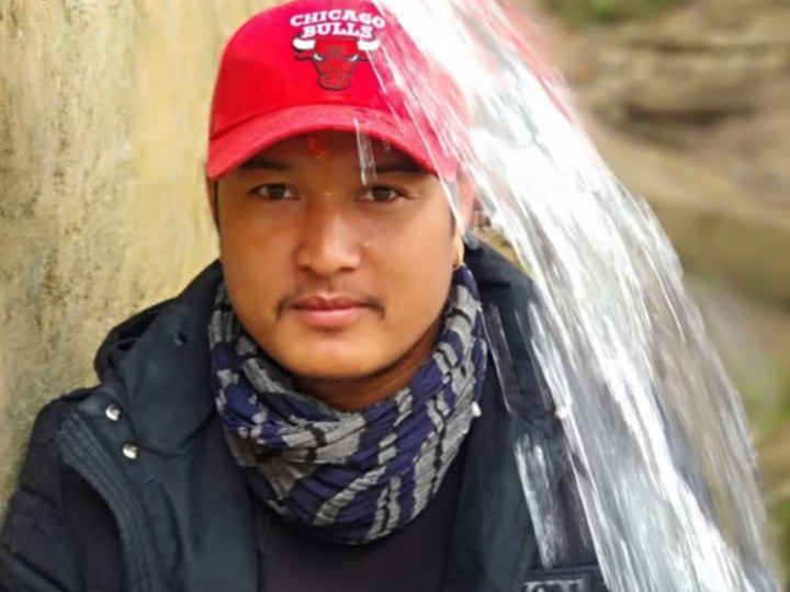“बचाऊ’ भन्ने गुहार सुनेपछि मादीमा हाम फाले पाेटबहादुर, दुई घण्टासम्म समातेरै जोगाए युवतीको ज्यान