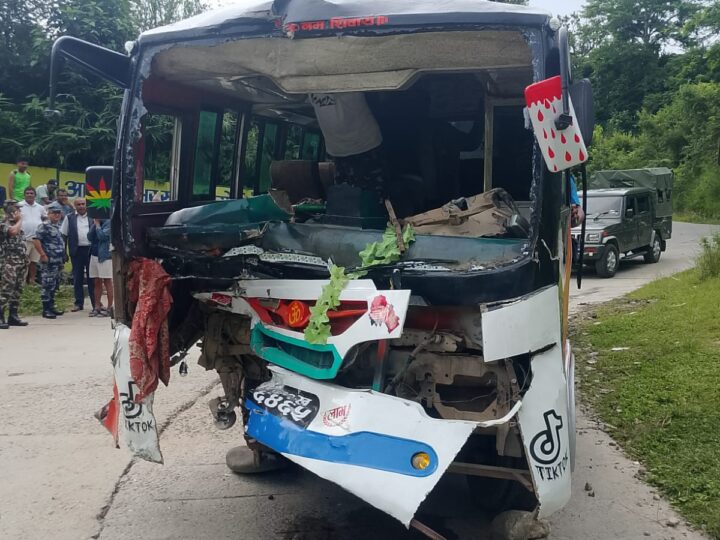 कलेस्ती पुलमा बस दुर्घटना, चालकसहित १७ जना घाइते