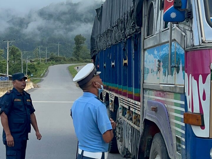 पोखरा–मुग्लिङ सडकमा चालक सचेतना अभियान निरन्तर, १२० चालकलाई ट्राफिक नियमबारे जानकारी