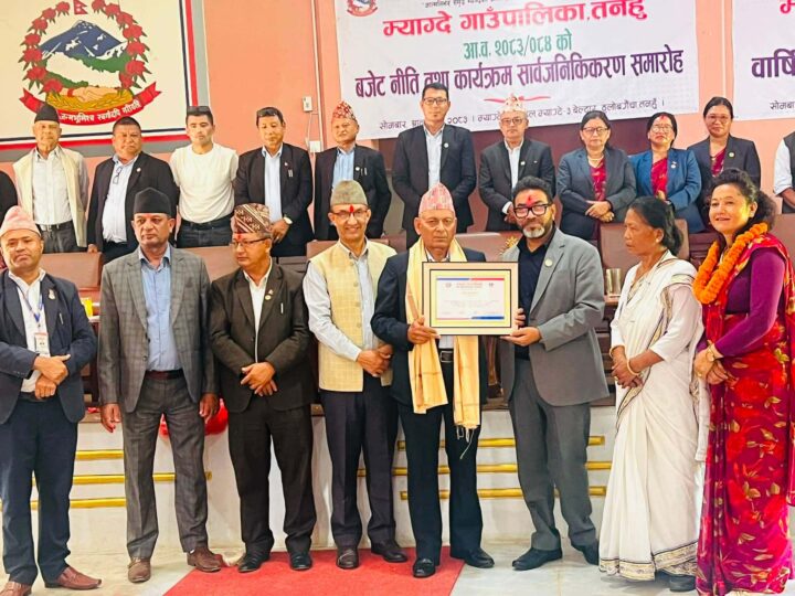 बालमैत्री वडा घोषणा गर्दै उत्कृष्ट सेवा प्रवाह गरेपछि वडा अध्यक्ष टुकराज अधिकारी सम्मानित