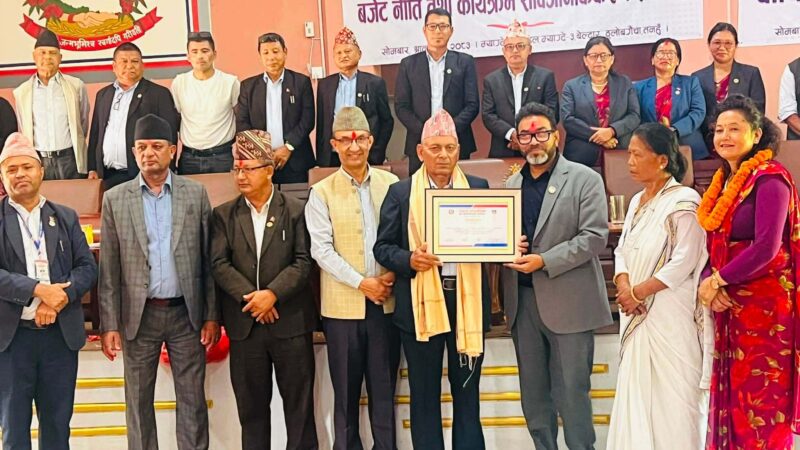 बालमैत्री वडा घोषणा गर्दै उत्कृष्ट सेवा प्रवाह गरेपछि वडा अध्यक्ष टुकराज अधिकारी सम्मानित