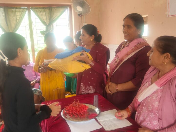 बाराही महिला सहकारीको सामाजिक उत्तरदायित्व : चार विद्यालयका विद्यार्थीलाई शैक्षिक सामग्री र पुरस्कार