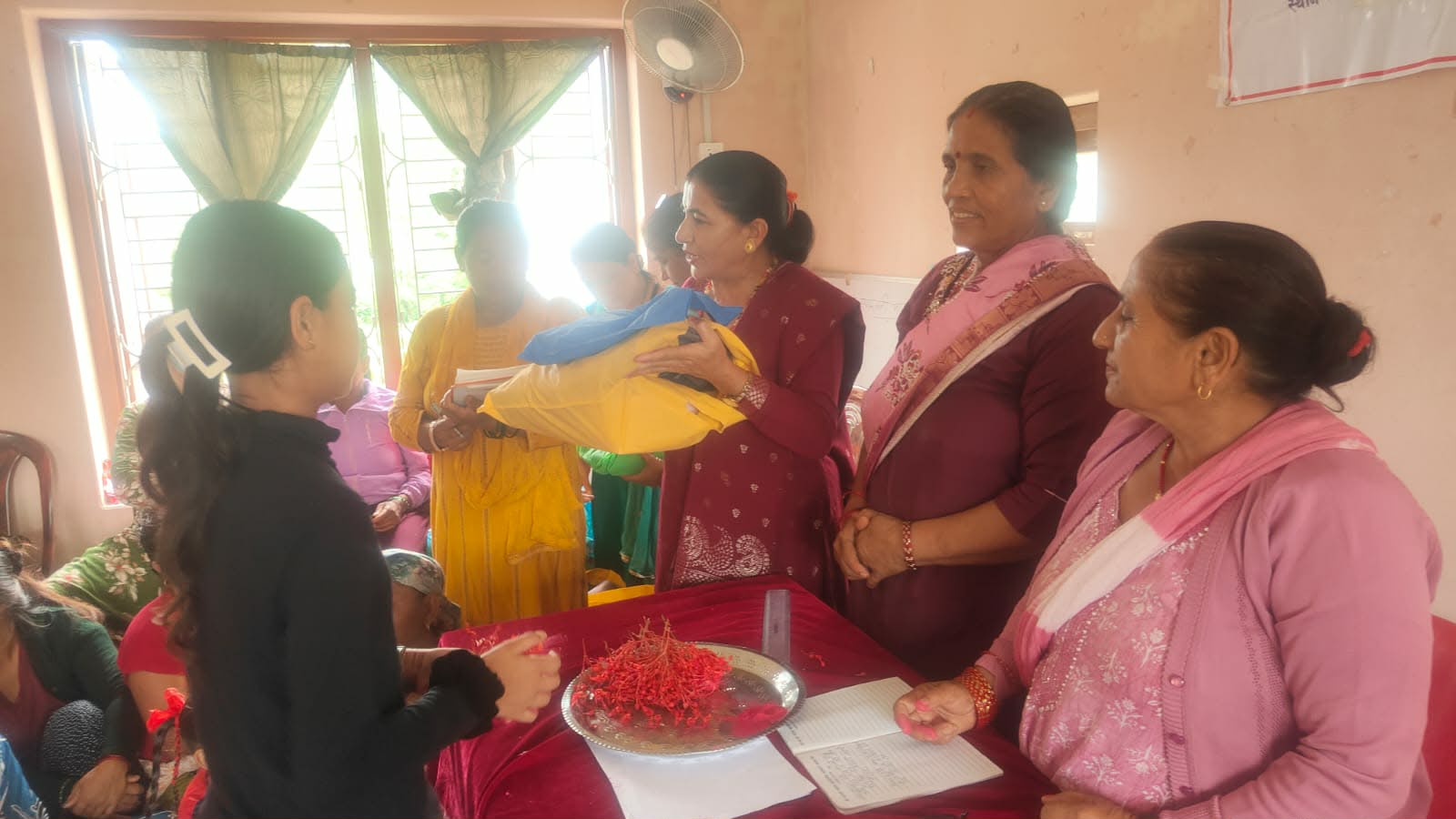 बाराही महिला सहकारीको सामाजिक उत्तरदायित्व : चार विद्यालयका विद्यार्थीलाई शैक्षिक सामग्री र पुरस्कार