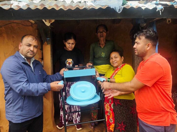 ऋषिङमा जन्मदिनको अवसरमा सुरज श्रेष्ठद्वारा पाँच जना शारीरिक अशक्तलाई विशेष चर्पी हस्तान्तरण