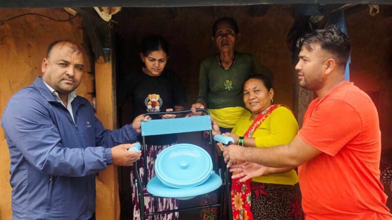 ऋषिङमा जन्मदिनको अवसरमा सुरज श्रेष्ठद्वारा पाँच जना शारीरिक अशक्तलाई विशेष चर्पी हस्तान्तरण